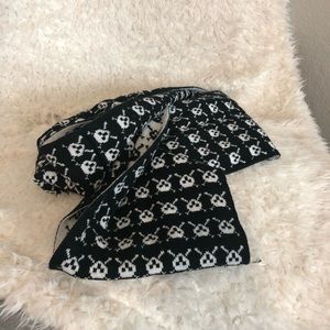 Reversible skull scarf